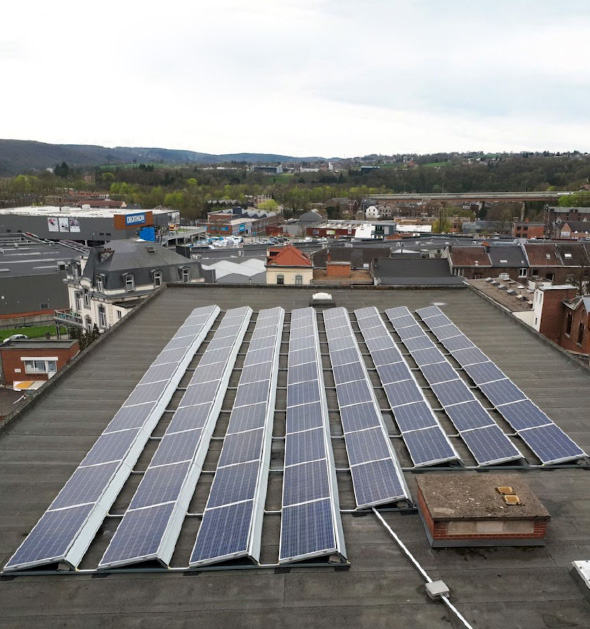 panneaux photovoltaiques sur une toiture plate a verviers