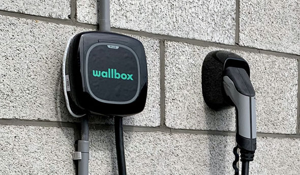 borne de recharge wallbox pulsar connectee
